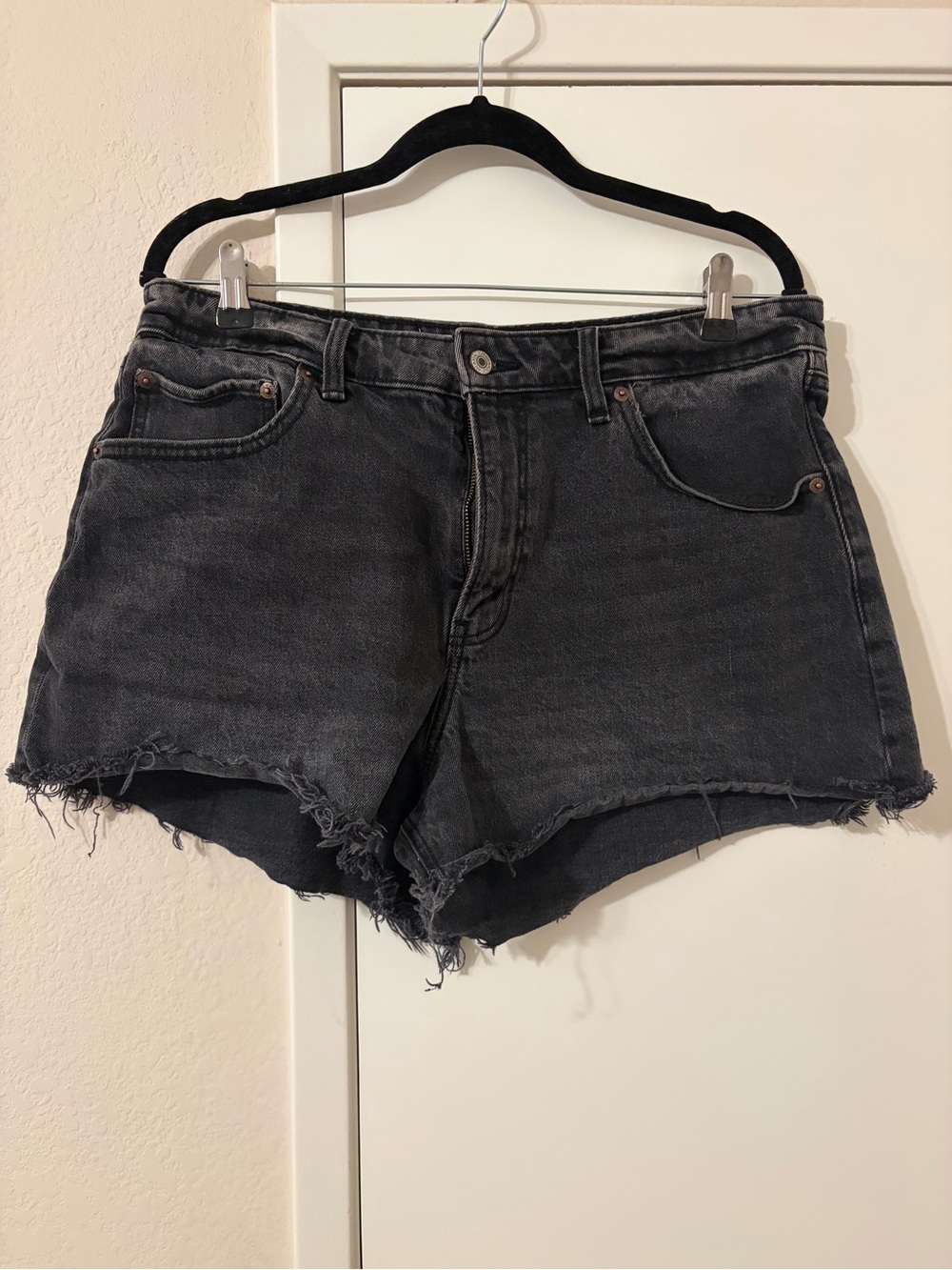 Women's A&F Curve Love High-Rise 90s Relaxed Cutoff Short - Black